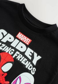 Černá bavlněná mikina s grafickým potiskem, na kterém je "MARVEL" v červené, "SPIDEY" v bílé barvě a postavy Spider-Mana a Ghost-Spider.