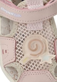 Sandalia infantil rosa con materiales de malla y sintéticos, que presenta un detalle en forma de remolino y estrella. Incluye una correa ajustable para un mejor ajuste.