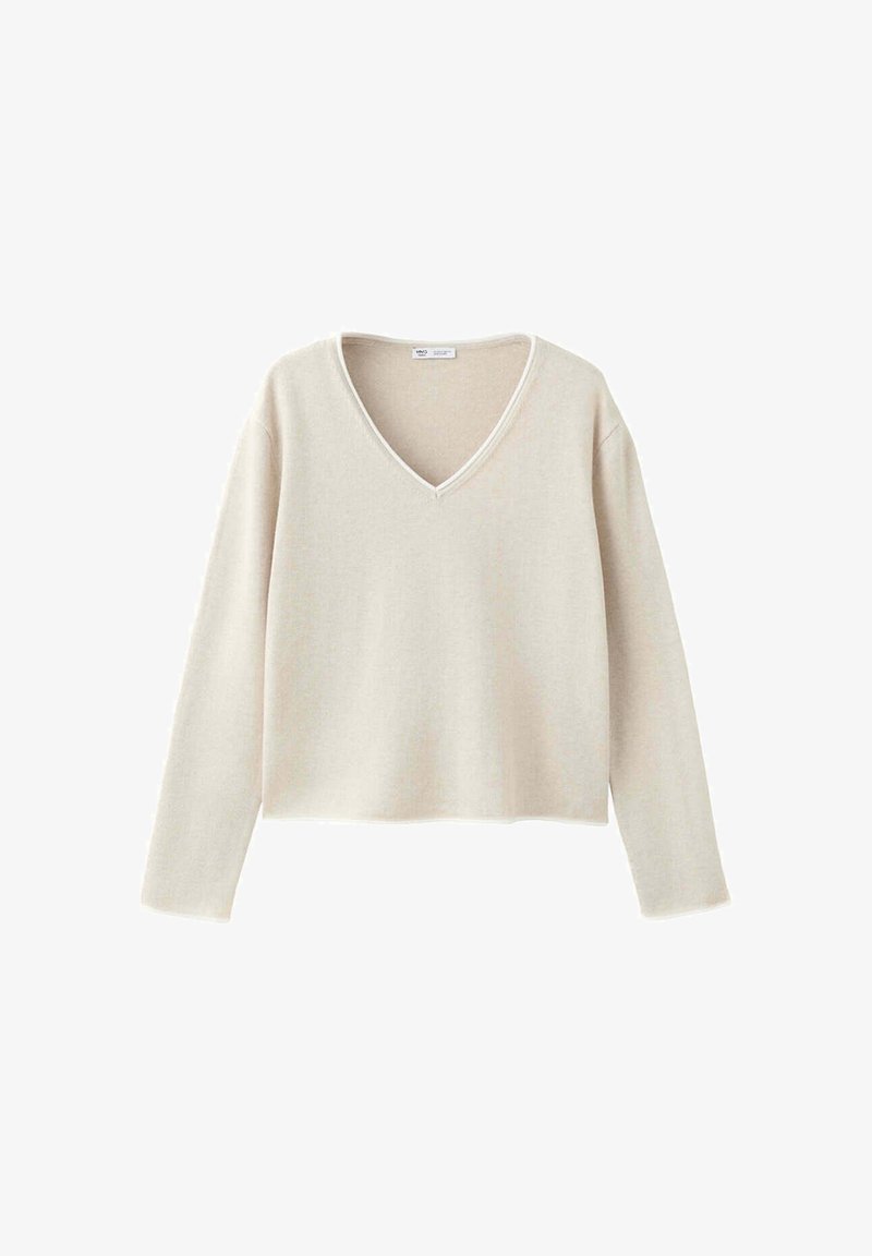 Pull crème à manches longues avec col en V, coupe décontractée et design simple sur fond blanc.
