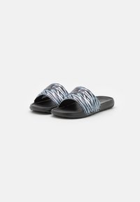 Nike Sportswear VICTORI ONE SLIDE PRINT - Papucsszandálok - black/metallic silver