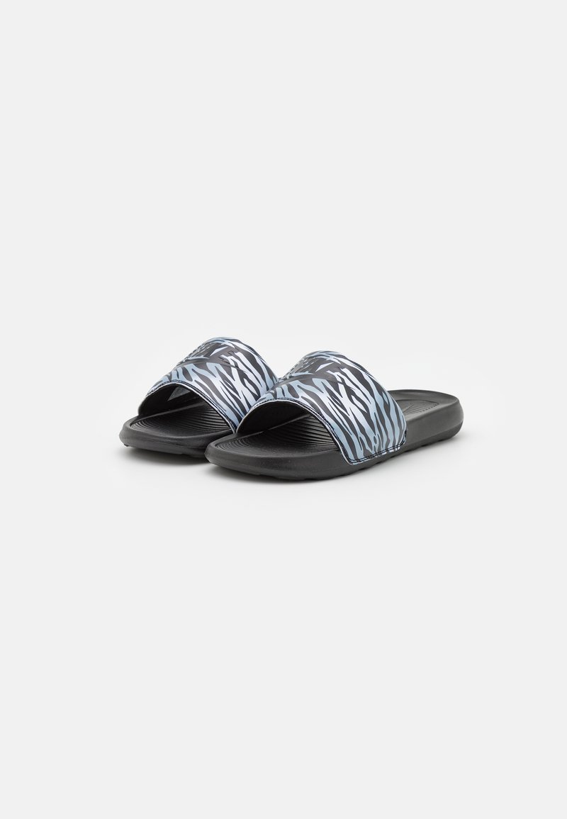 Nike Sportswear VICTORI ONE SLIDE PRINT - Pantolette flach - black/metallic silver