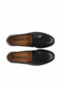 Sorte læder loafers med en blank overflade, syede detaljer og en brun indersål med mærkenavnet "BIANCO."