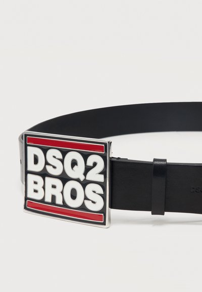 Μαύρη δερμάτινη ζώνη με ορθογώνια μεταλλική αγκράφα που απεικονίζει την επιγραφή "DSQ2 BROS" με έντονα λευκά γράμματα και κόκκινες ρίγες πάνω και κάτω.