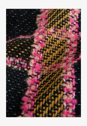 Textilmaterial mit schwarzem Grund und pinken sowie goldenen gewebten Mustern. Die Textur ist flauschig mit deutlich sichtbaren verflochtenen Fäden.