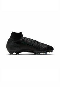 Schwarzer Fußballschuh mit hohem Knöchelkragen, strukturiertem Obermaterial und aerodynamischer Form. Mit grünem Logo und genoppter Sohle für besseren Halt.