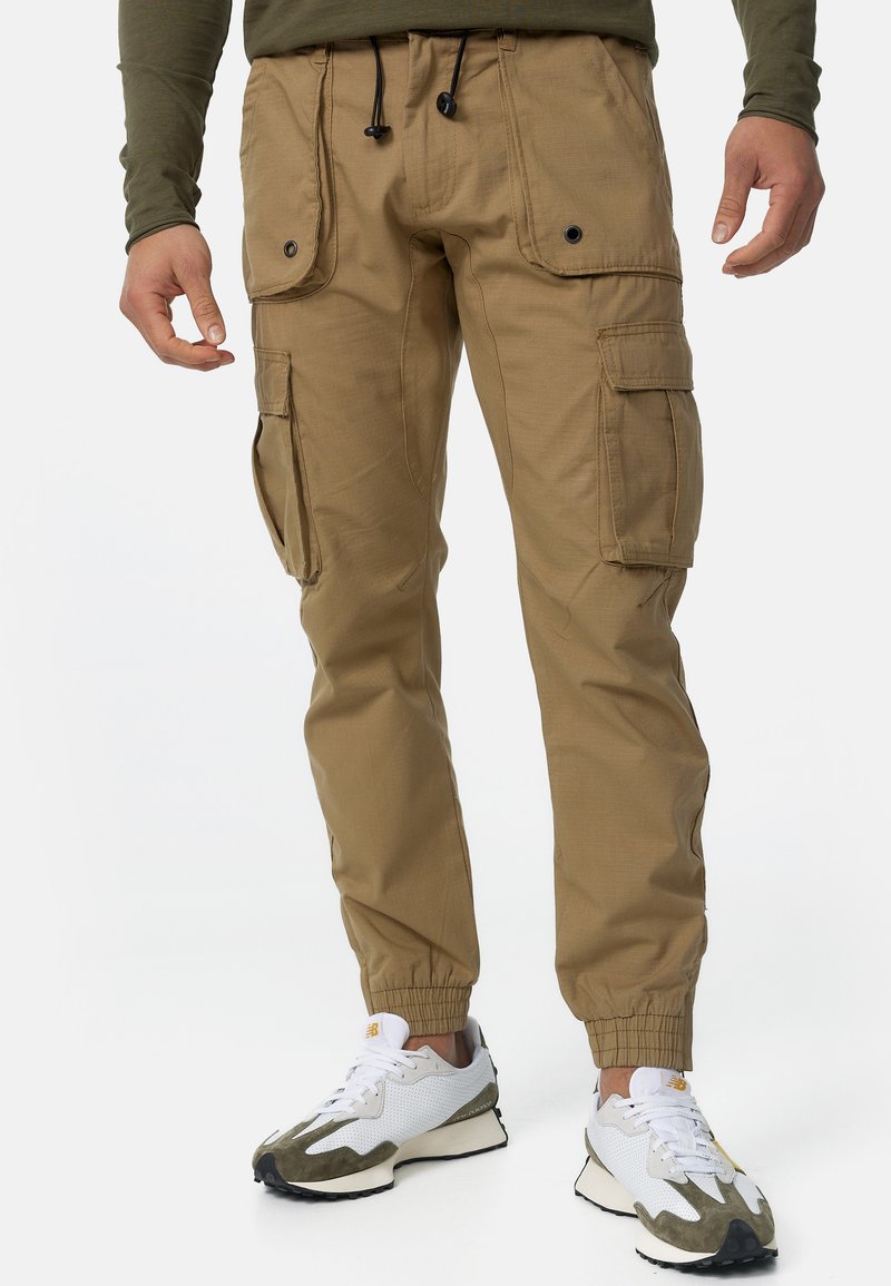 INDICODE JEANS - Pantalones cargo - amber, Ampliar