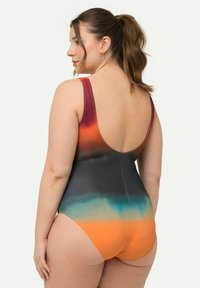 Maillot de bain à larges bretelles, présentant un design dégradé allant du rouge à l'orange foncé, se transformant en gris et en sarcelle en bas. Texture lisse.