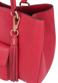 Rood leren handtas met een gladde textuur, afgeronde vorm, gouden hardware en een kwastje als accent. Beschikt over een zijvak en een opening aan de bovenkant.