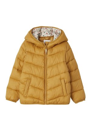Veste matelassée jaune moutarde avec capuche, dotée d'une doublure à imprimé floral et de détails de couture en zigzag. Deux poches latérales incluses.