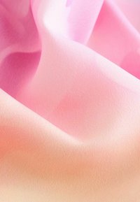 Tekstilstof i bløde rosa nuancer, glat tekstur, let glans, med subtile gradienter og farvevariationer.