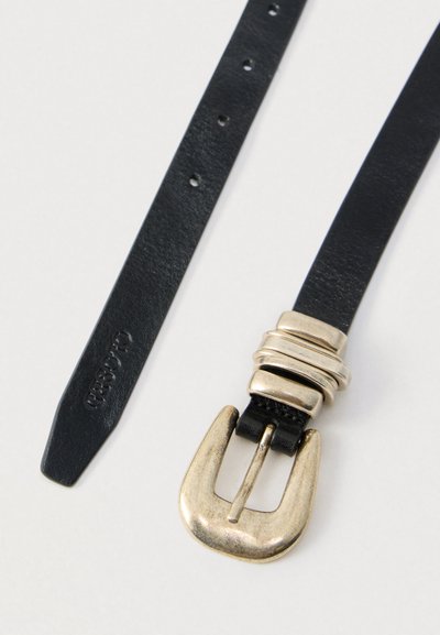 Ceinture en cuir noir avec une boucle en métal argenté ornée de trois anneaux empilés. La sangle comporte des trous régulièrement espacés pour l'ajustement.