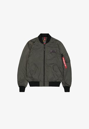 Maslinasto zelena bomber jakna, sjajni najlonski materijal, rebraste manžete i ovratnik, patentni zatvarač sprijeda, dva bočna džepa i džep za alat s crvenom oznakom.