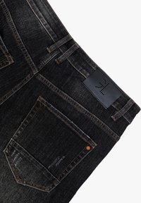 Donkerdenim jeans met een gladde textuur, voorzien van oranje stiksels, een leren achterpatch en een klassieke vijf-pocket stijl.