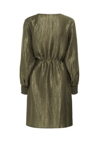 Robe olive à manches longues en tissu froissé brillant, avec taille élastiquée et poignets smockés, présentée de dos.