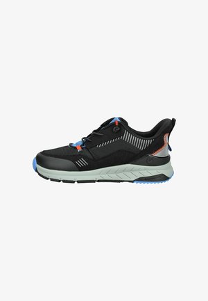 Zapatilla deportiva negra con collarín acolchado, parte superior de malla texturizada, acentos en azul y rojo, y una entresuela de gris claro con una suela con patrón.