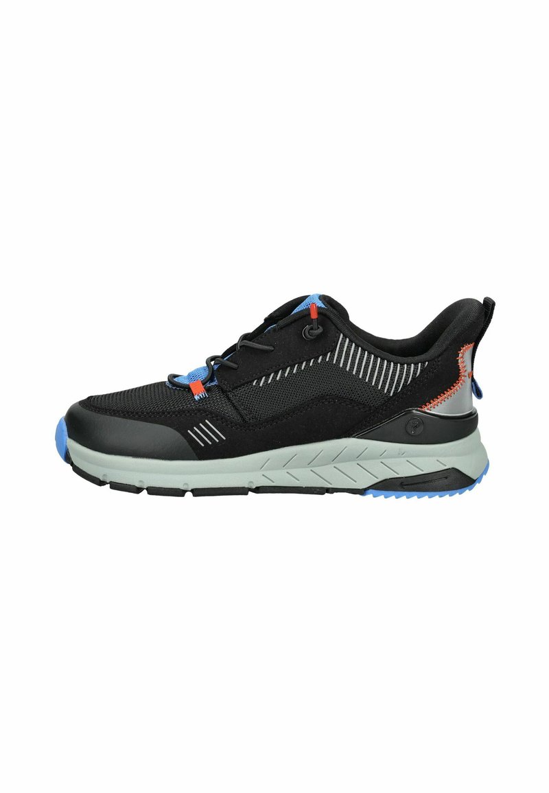 Schwarzer Sportschuh mit gepolstertem Schuhkragen, strukturiertem Mesh-Obermaterial, blauen und roten Akzenten sowie einer hellgrauen Zwischensohle mit einem strukturierten Profil.