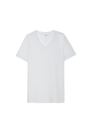 T-shirt bianco a maniche corte con design a V, texture liscia, tessuto leggero e logo discreto vicino al colletto.