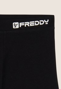 Leggings neri con una fascia larga in vita con il logo "FREDDY" bianco. Texture liscia con dettagli di cuciture rinforzate.