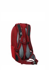 Sac à dos rouge avec dos en maille rembourrée, bretelles réglables et accents noirs. Comprend un logo à l'avant, une poche latérale et un design ergonomique pour le confort.