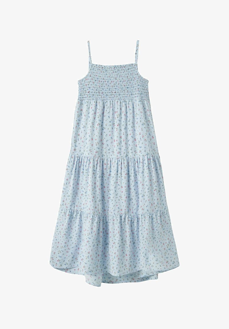 Robe bleu clair sans manches avec fines bretelles, corsage froncé, jupe à volants et petit motif floral multicolore.