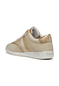 Baskets beiges avec une combinaison de cuir lisse, de panneaux en mesh et d'accents en daim. Semelle en caoutchouc blanche avec le logo GEOX sur le talon.