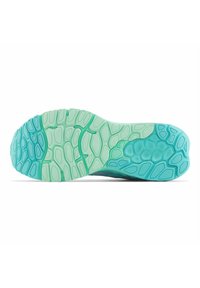 Sohle eines Sportschuhs mit einem strukturierten Design in abwechselnden Farbnuancen von Hellblau und Mintgrün, das die Griffigkeit und Flexibilität erhöht.