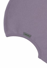 Haut en tissu violet avec une texture douce et un design rond. Comprend une petite étiquette grise avec "mikk-line" cousue sur un côté.