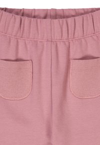Růžové bavlněné kalhoty s elastickým pasem, dvěma náprsními kapsami s žebrovaným lemem a hladkou texturou.