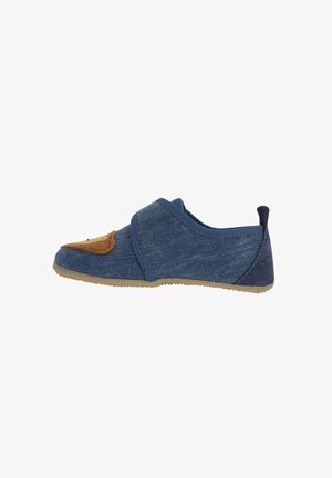 Scarpa slip-on in tessuto blu con un morbido dettaglio a forma di faccia di orso marrone sulla punta, parte superiore texture, suola flessibile e cuciture a contrasto.
