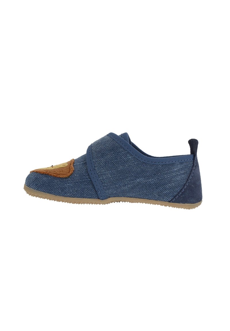 Scarpa slip-on in tessuto blu con un morbido dettaglio a forma di faccia di orso marrone sulla punta, parte superiore texture, suola flessibile e cuciture a contrasto.
