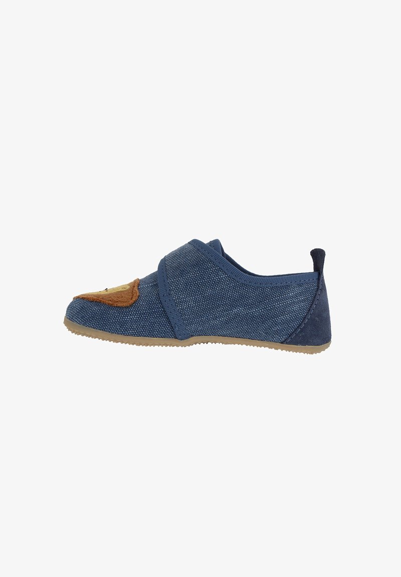 Niebieskie buty wsuwane z tkaniny z miękkim detalem w postaci brązowej twarzy misia na czubku, teksturowana cholewka, elastyczna podeszwa i kontrastowe przeszycia.