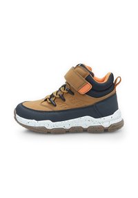 Zapatilla alta en marrón y azul marino con una correa de velcro, fabricada en un tejido texturizado, suela blanca moteada y acentos naranjas en el interior y los cordones.