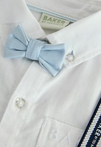 Biała koszula na guziki z jasnoniebieską muchą, teksturowaną tkaniną i markowymi guzikami z napisem "BAKER by TED BAKER".