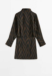 Robe chemise marron et noire à motif zigzag, manches longues, poignets boutonnés et col à revers. Tissu lisse et léger.