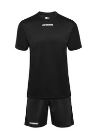 Svart atletisk set bestående av en t-shirt med kort ärm och shorts, med en texturerad tyg och vit "HUMMEL"-logotyp på bröstet och shortsen.