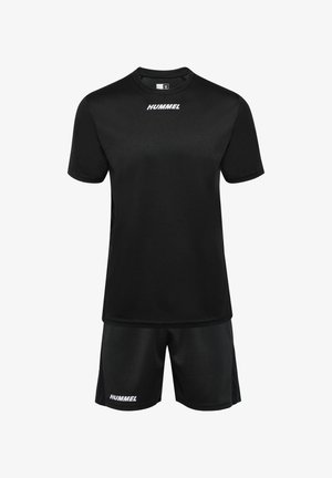 Czarny zestaw sportowy składający się z koszulki z krótkim rękawem i szortów, wykonany z teksturowanej tkaniny z białym logo "HUMMEL" na klatce piersiowej i szortach.