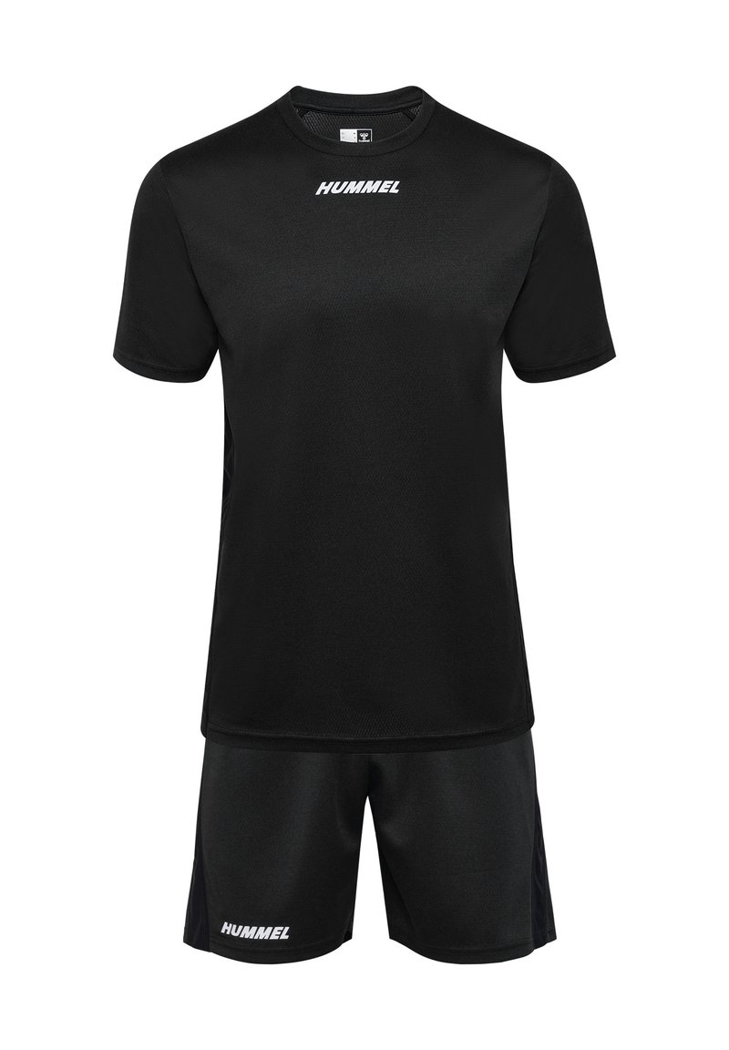 Svart atletisk set bestående av en t-shirt med kort ärm och shorts, med en texturerad tyg och vit "HUMMEL"-logotyp på bröstet och shortsen.