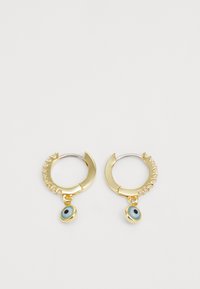 Pendientes de aro de oro con un patrón texturizado y un charm en forma de ojo colgante. Detalle de ojo pequeño en azul y negro en cada charm.