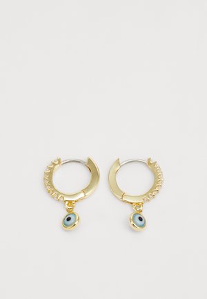 Guldøreringe med en tekstureret overflade og en hængende øje charm. Lille blå og sort øje detalje på hver charm.