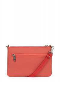 Borsa corallo realizzata in materiale testurizzato con una tasca frontale con zip e una tracolla regolabile. Forma rettangolare con una finitura liscia.