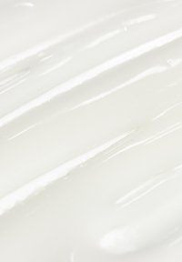 Crema bianca con una texture lucida, caratterizzata da linee morbide e fluide che creano un sottile motivo a onda sulla superficie.