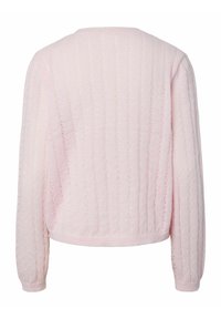 Pull en tricot rose clair à manches longues avec un motif vertical subtil et des poignets et un ourlet côtelés, vu de dos.