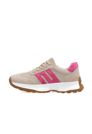 Beige sneaker met roze suède strepen en hieldetail, witte dikke zool, bruine buitenzool en beige veters, zijaanzicht.