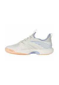 Zapatilla deportiva para hombre en gris claro y azul, con una parte superior de malla transpirable, acentos texturizados y una suela de goma flexible con un acento melocotón.