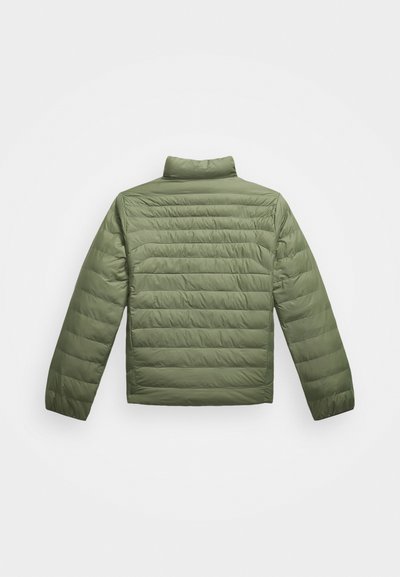 Olivgrüne Daunenjacke mit hohem Kragen, horizontal gestepptem Design, langen Ärmeln und einer glatten, glänzenden Oberfläche.