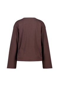 Braunes Langarmoberteil mit Rundhalsausschnitt. Der Stoff ist glatter Baumwolle und zeichnet sich durch überschnittene Schultern und eine lockere Passform aus. Keine sichtbaren Nähte.