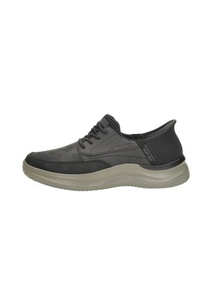 Scarpa nera in pelle e materiale sintetico con accenti grigi, punta arrotondata, design con lacci e suola testurizzata per una buona aderenza. Struttura leggera.