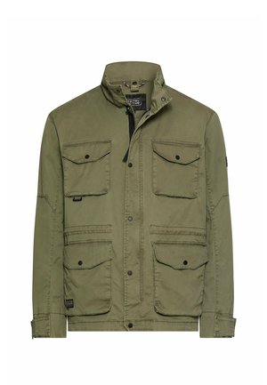 Olivengrøn afslappet jakke med fire forlommer med klapper, knaplukning, stående krave og justerbare ærmekanter.