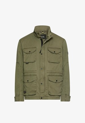 Olivengrøn afslappet jakke med fire forlommer med klapper, knaplukning, stående krave og justerbare ærmekanter.