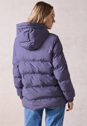 Doudoune de couleur violet foncé avec capuche, présentant des sections matelassées horizontales, des poignets élastiques et un extérieur lisse et brillant.